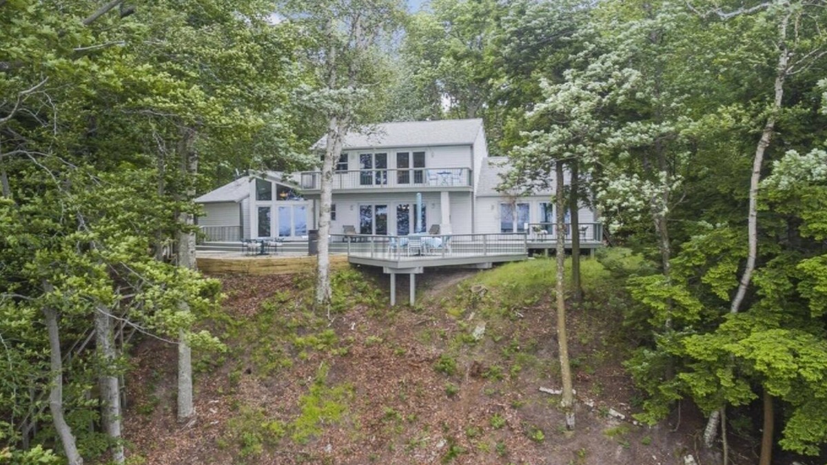 Pentwater House | Spacious 5-bedroom house with private access to Lake Michigan beachfront.