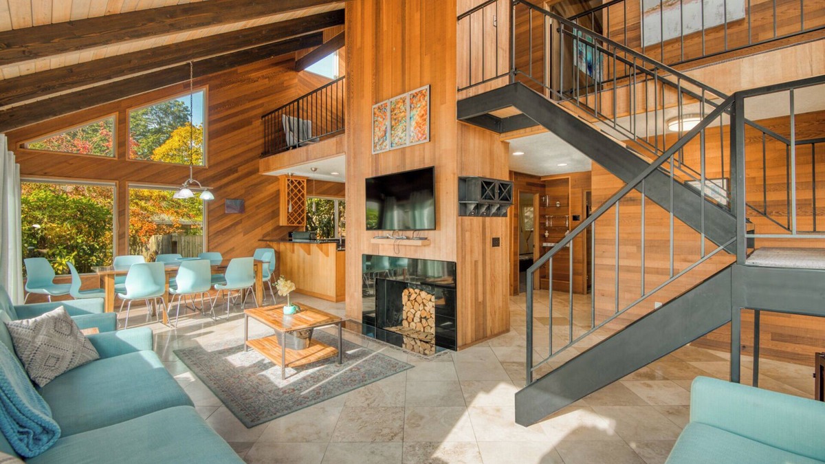 Vancouver House | Spacious 5-bedroom house in Vancouver with nice decks and beautiful view