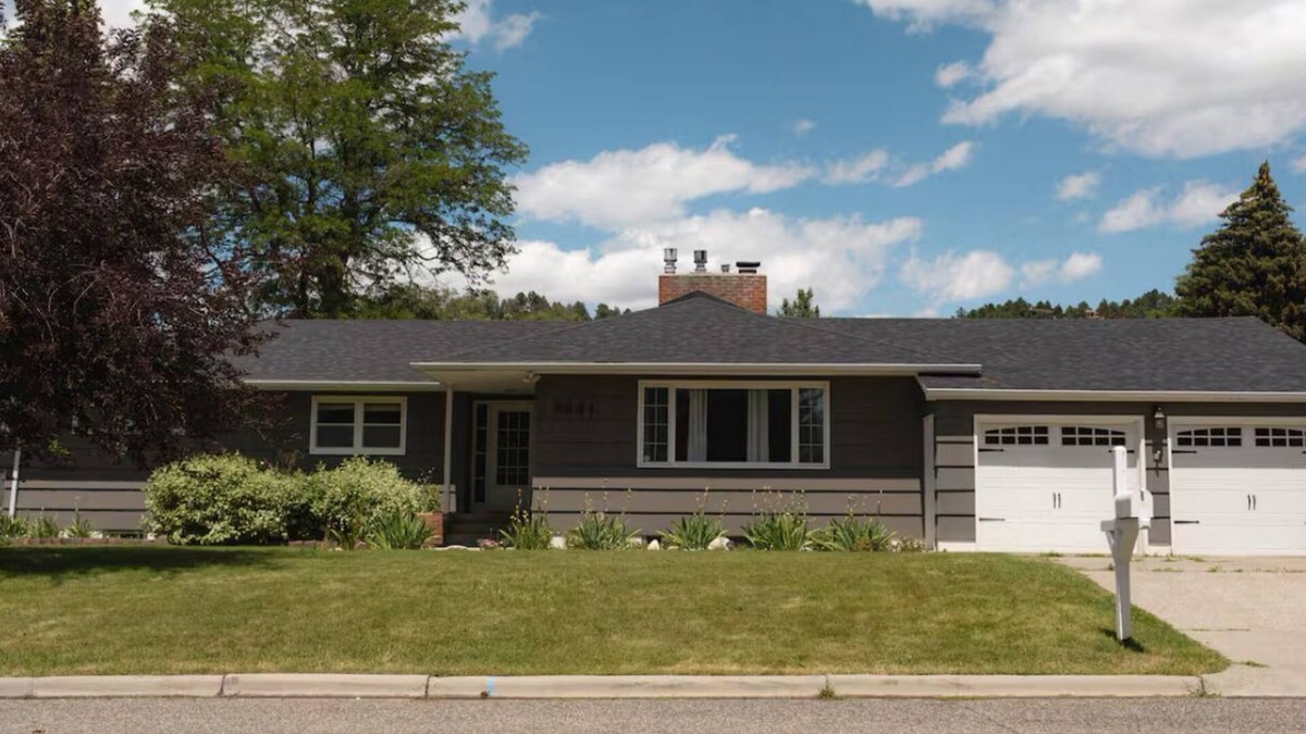 Rimrock House | Spacious 5-bedroom Home with Backyard & Work Spaces