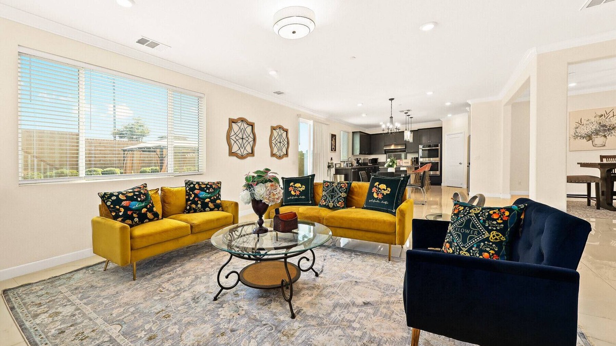 Ontario House | Spacious 5 bedroom home