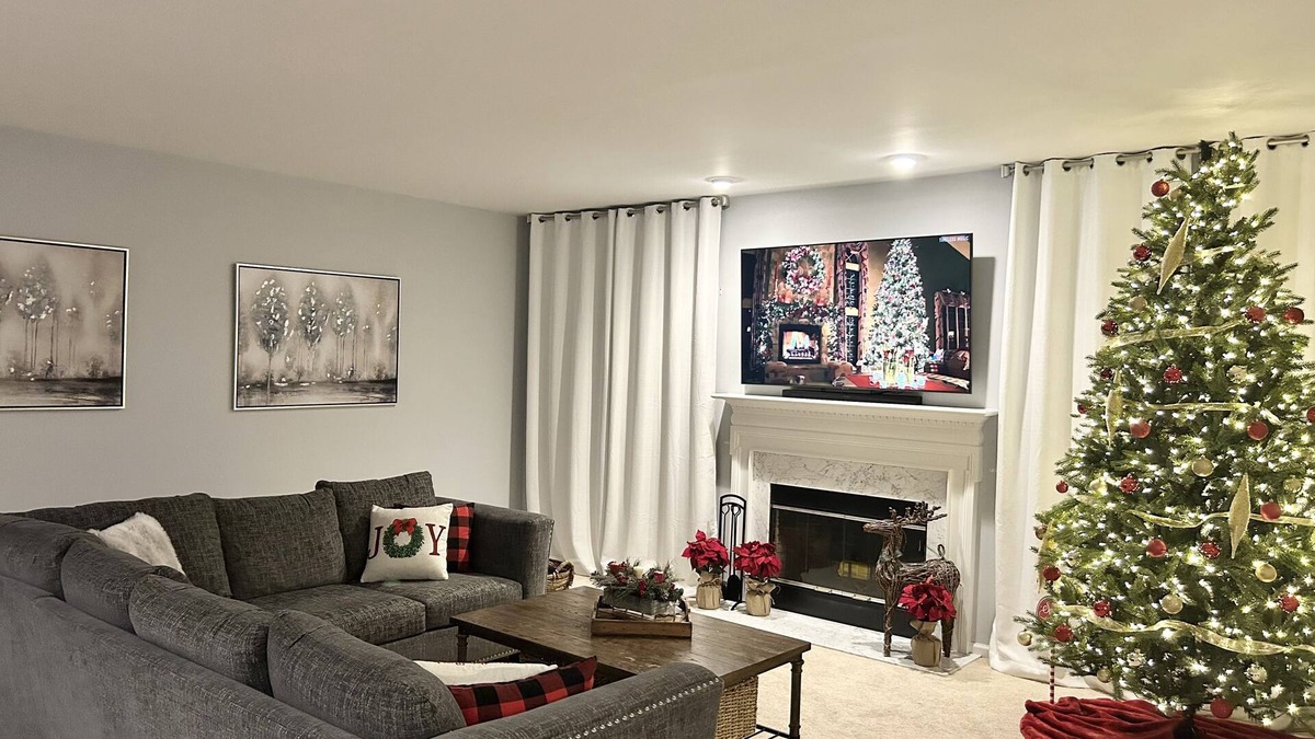 York House | Spacious 5 bedroom home with large deck and hot tub