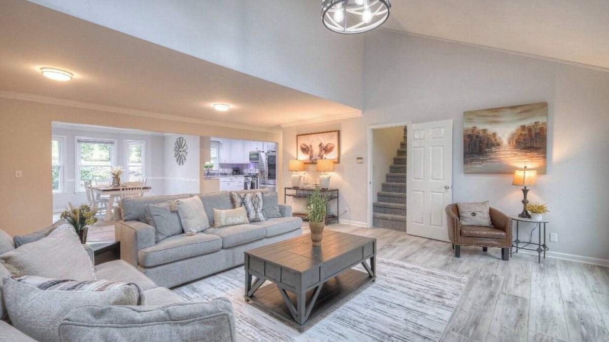 Columbia House | Spacious 5 bedroom house in serene Columbia with WiFi, AC