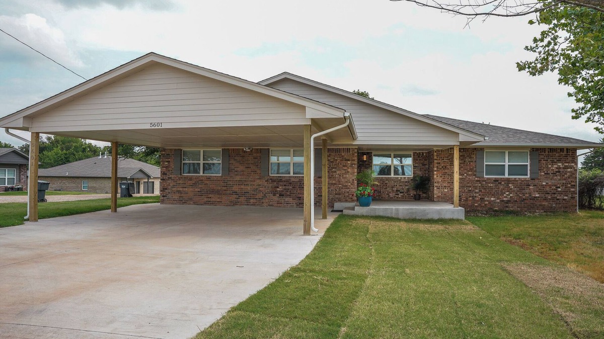 Guthrie House | Spacious 5-bedroom house with covered parking and private backyard in Guthrie.
