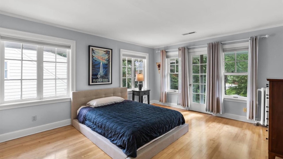 Regent House | Spacious 5-bedroom house in University Heights/Camp Randall w/3.5 bathrooms