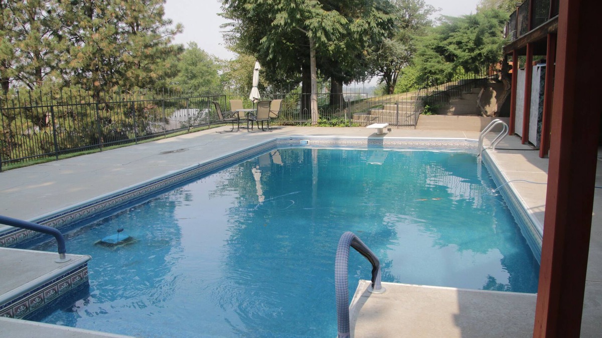 Payette House | Spacious 5-bedroom house in lovely Payette with WiFi, AC, fitness room, pool.