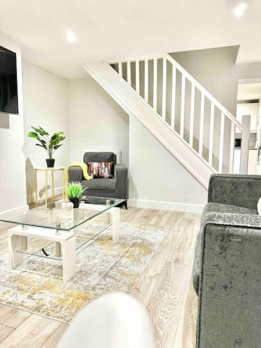 Faversham Apartment | Spacious 5 bedroom House 3 bathrooms, 10 beds sleeps 13