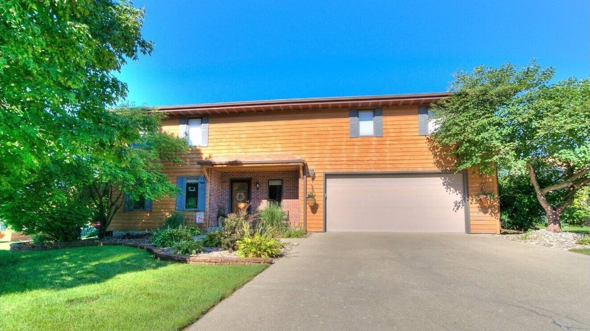 Ames House | Spacious 5-bedroom house in enchanting Ames with Wi-Fi, Close to the Action!