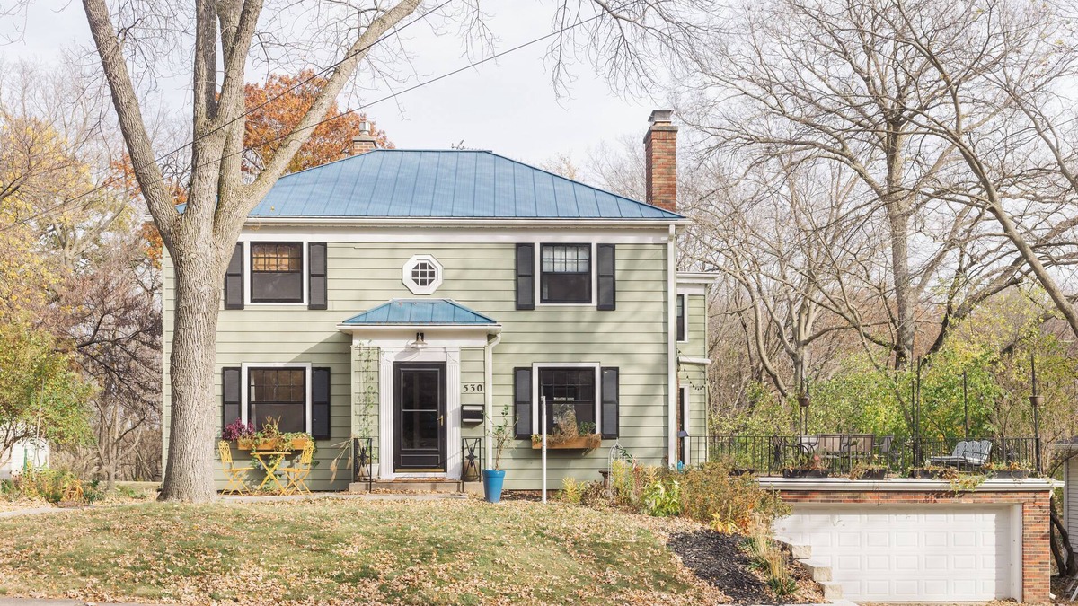 Ames House | Spacious 5-bedroom house in peaceful Ames neighborhood just steps from campus.