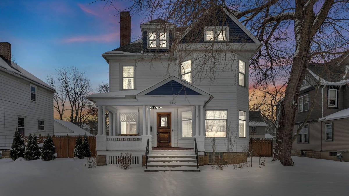 Elyria House | Spacious 5-bedroom house with parking and everything you need in charming Elyria