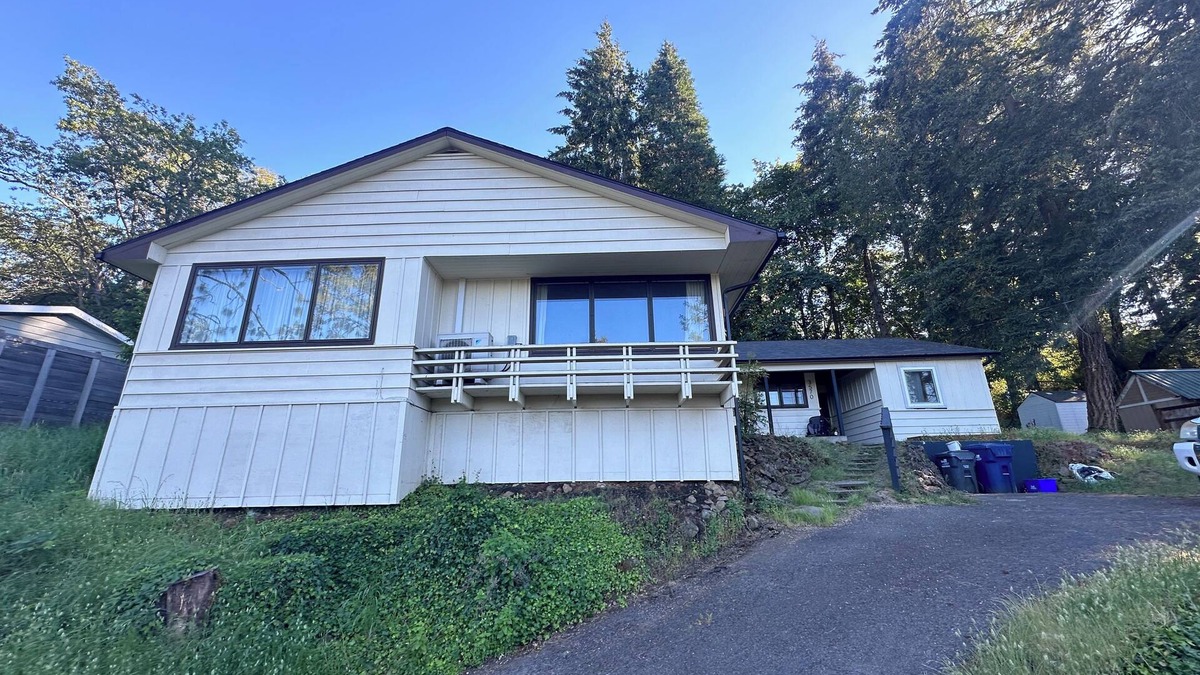 Southeast Eugene House | Spacious 5-bedroom house with AC, WiFi in welcoming south Eugene neighborhood.