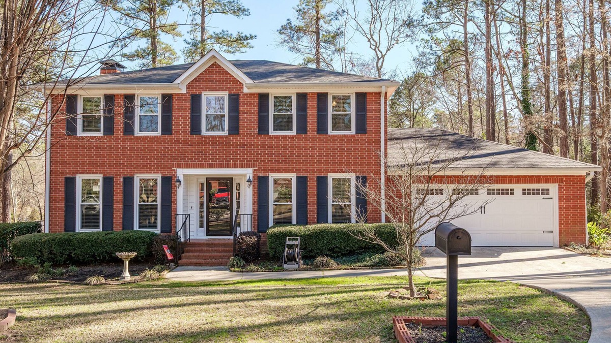 Evans House | Spacious 5-bedroom house in fabulous Evans with AC, community pool, fitness area