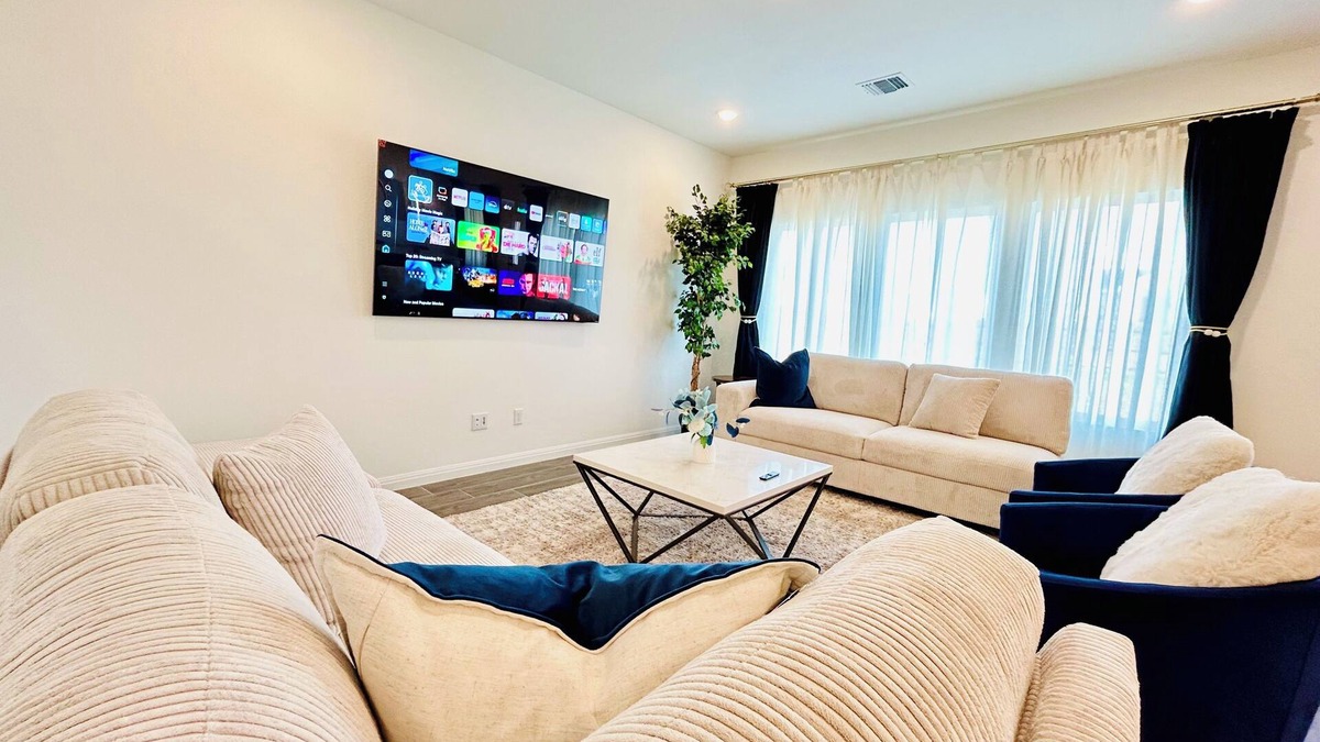 Manor House | Spacious 5-bedroom house with WiFi and AC in delightful Manor