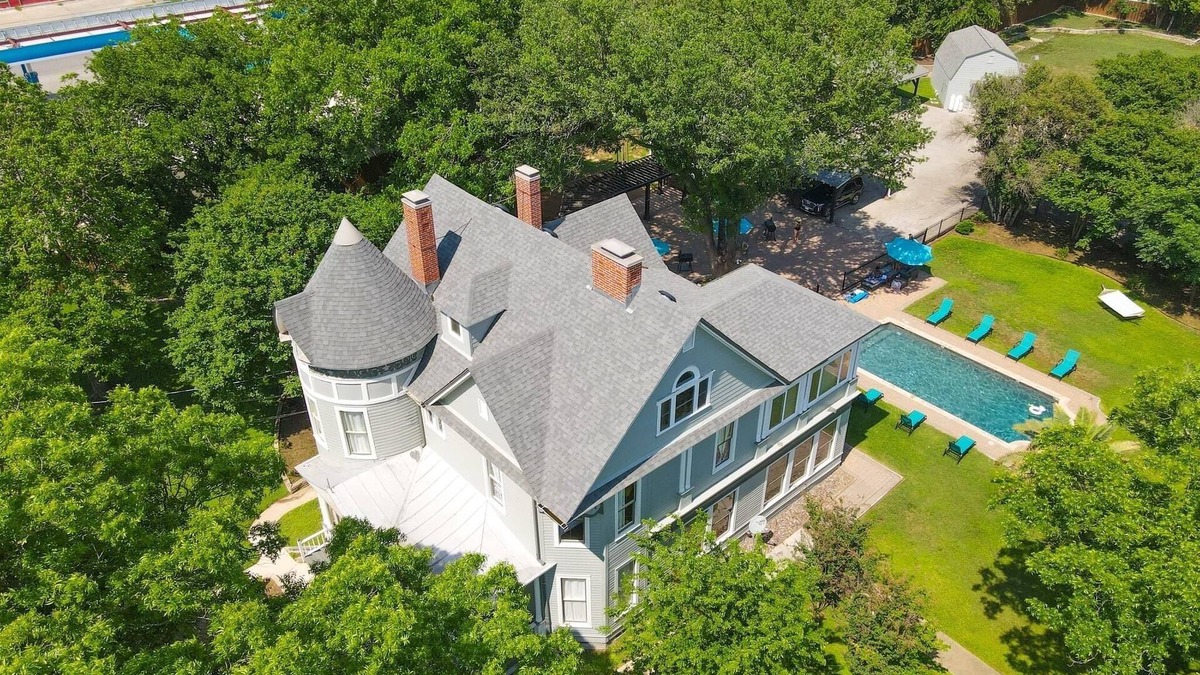 Seguin House | Spacious 5-bedroom house with AC, WiFi in Seguin, Pool & Outdoor Game Room