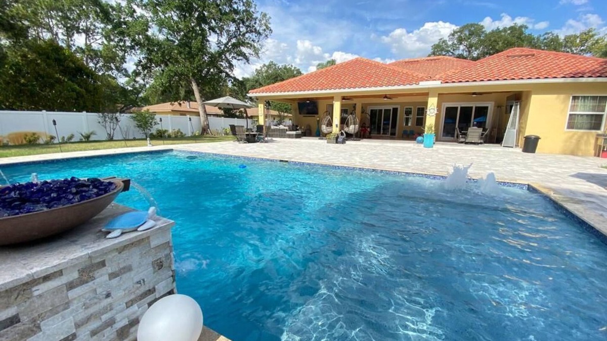Egypt Lake-Leto House | Spacious 5-bedroom house with WiFi, AC, Heated Pool and Jacuzzi in Central Tampa