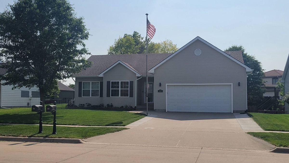 Waukee House | Spacious 5-bedroom house close to everything in Waukee, IA