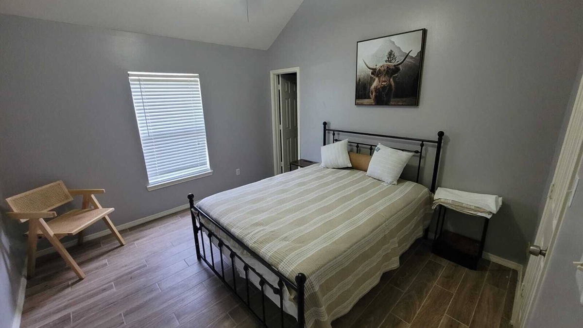 Mission House | Spacious 5-bedroom king bed with a pool in wonderful Mission