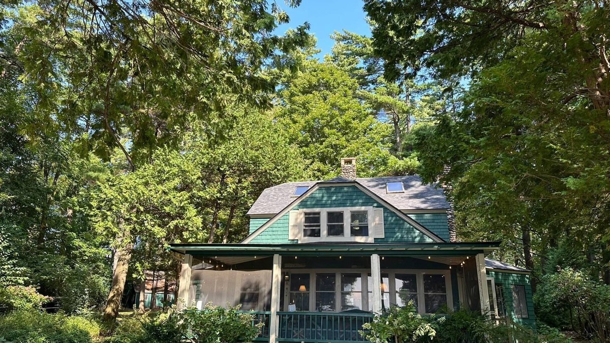 Charlotte House | Spacious 5-bedroom Lake Camp in Charlotte