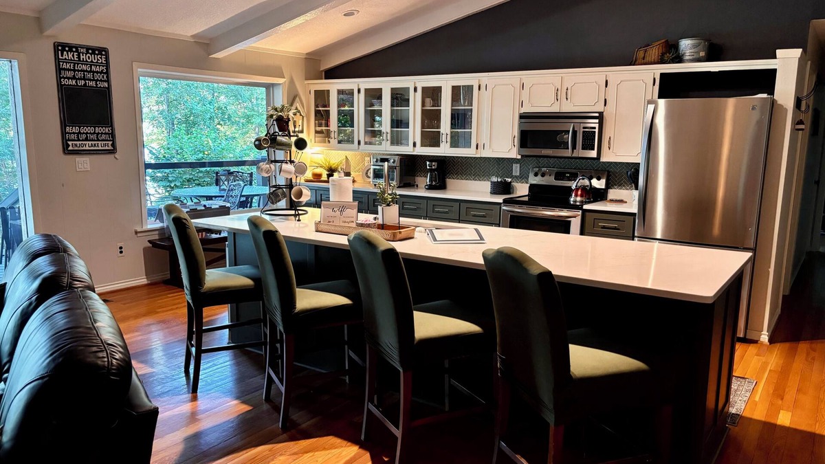 Edgemont House | Spacious 5-bedroom LAKEFRONT house in welcoming Edgemont with AC, WiFi