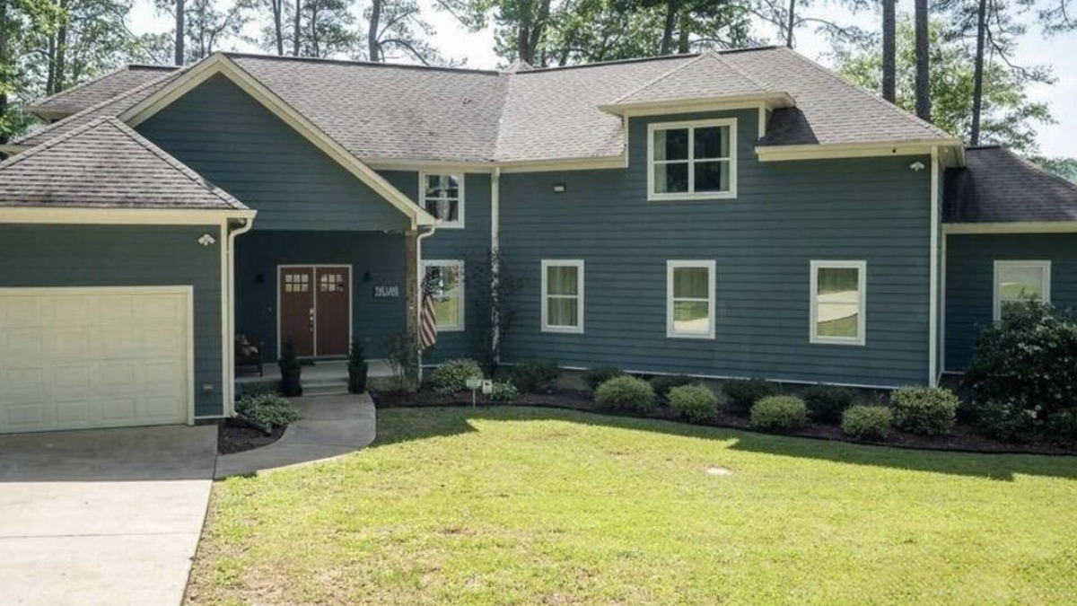 Grant House | Spacious 5-bedroom lakeside house with all the amenities for a perfect getaway!