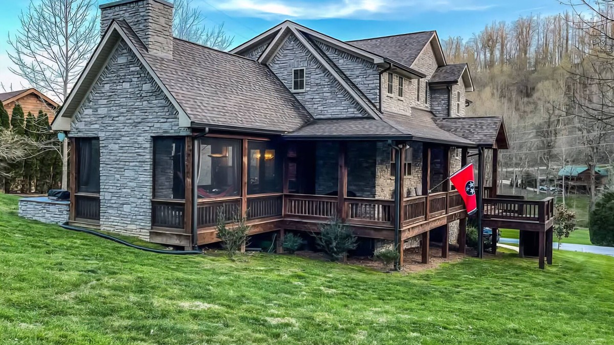 Lancaster House | Spacious 5-bedroom Lodge located 5 minutes from Center Hill Lake nSleeps 12