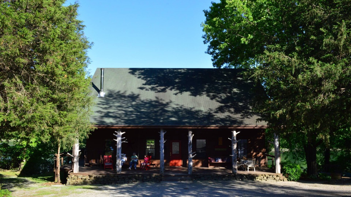 Flippin Cabin | Spacious 5-bedroom lodge in Flippin Ar, on the beautiful White River.