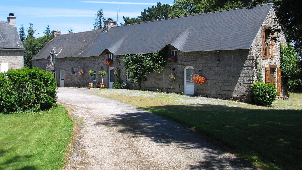 Meslan Cottage | spacious 5 bedroom longère family or group vacation up to 10