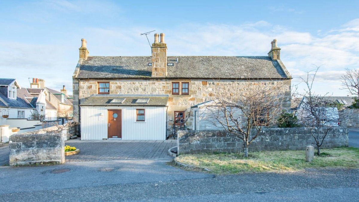 Kinloss House | Spacious 5 Bedroom. Pet-Friendly Self Catering Cottage in Findhorn.