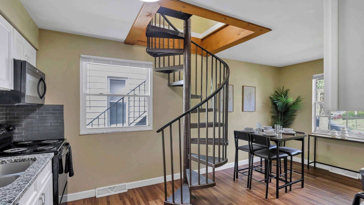 Old North Columbus House | Spacious 5-Bedroom Retreat in Central Columbus Perfect for Groups!