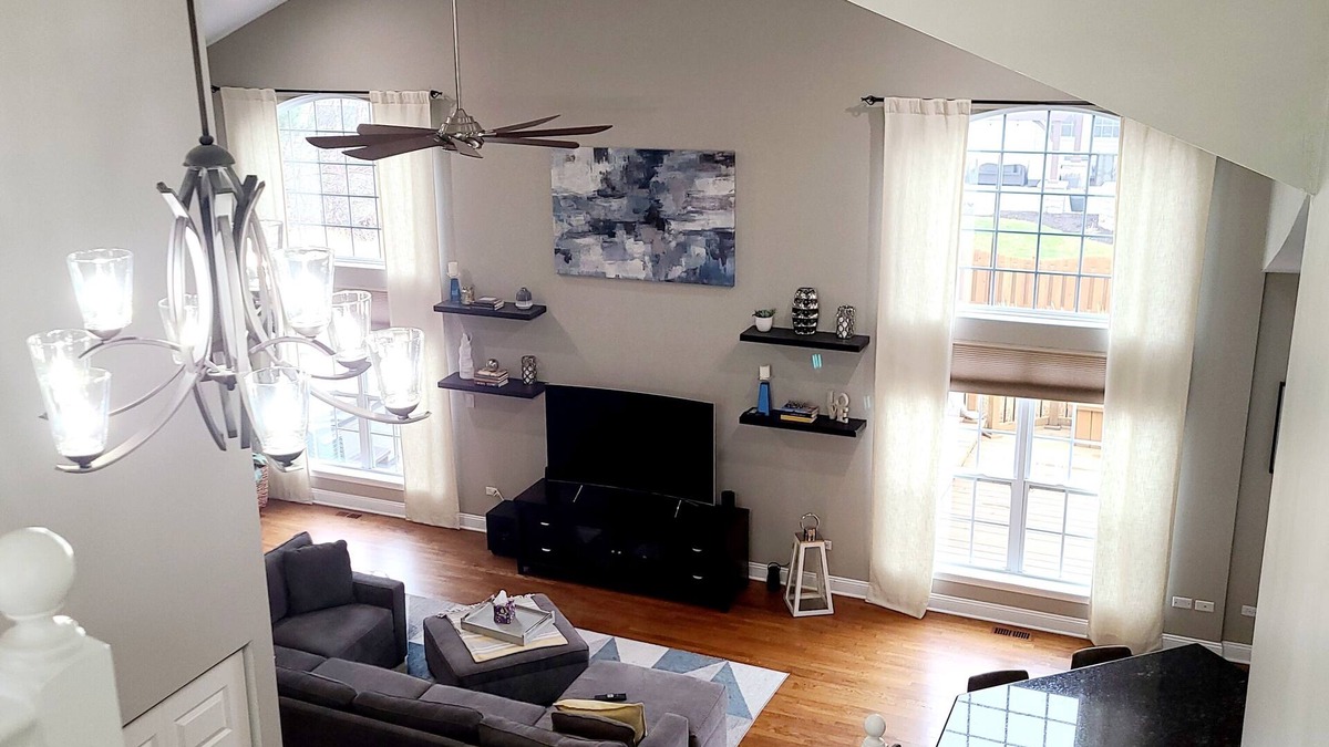 Fox Valley House | Spacious 5-bedroom house with WiFi, AC in tranquil Bolingbrook