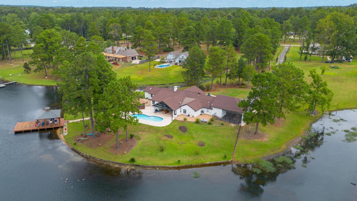 Hattiesburg House | Spacious 5-bedroom lake home with WiFi, AC in charming Hattiesburg