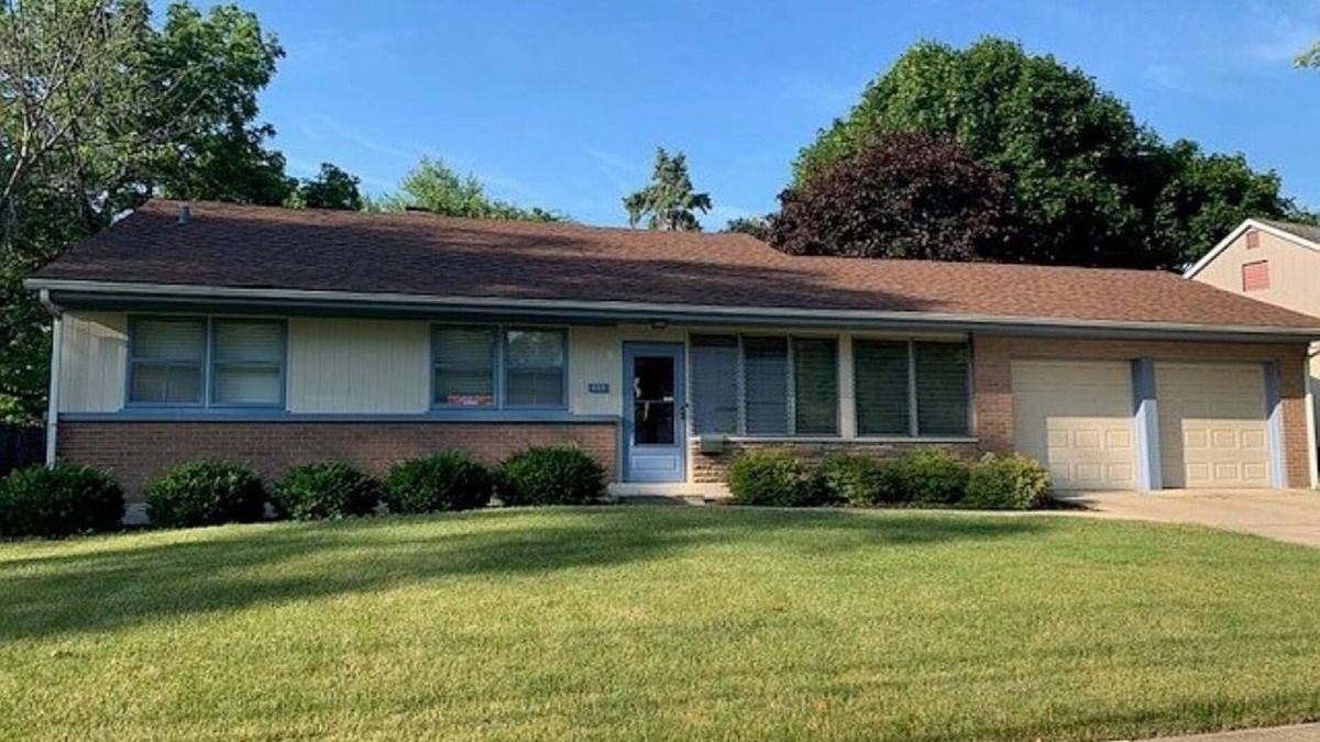 Libertyville House | Spacious 5-bedroom 2 bath house
