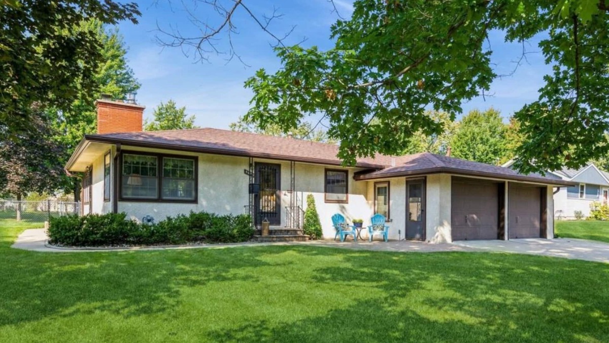 East Bloomington House | Spacious 5-bedroom house in pleasant Bloomington MN with AC