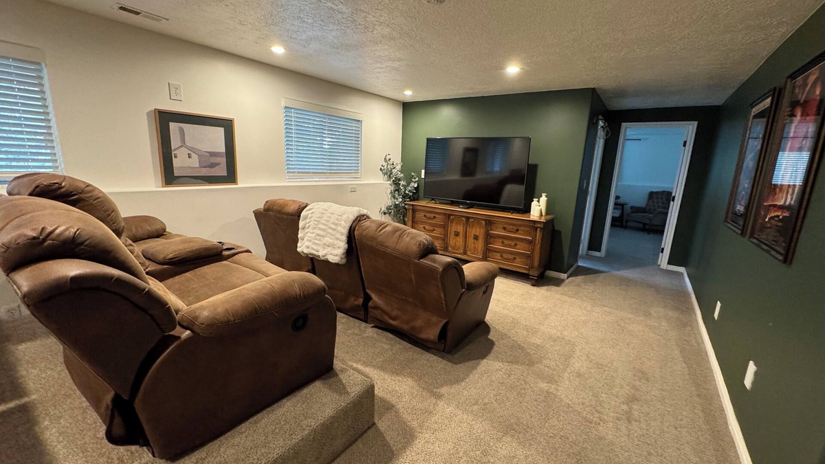North Ogden House | Spacious 5-bedroom house in lovely North Ogden with Theater, Games and Hot Tub