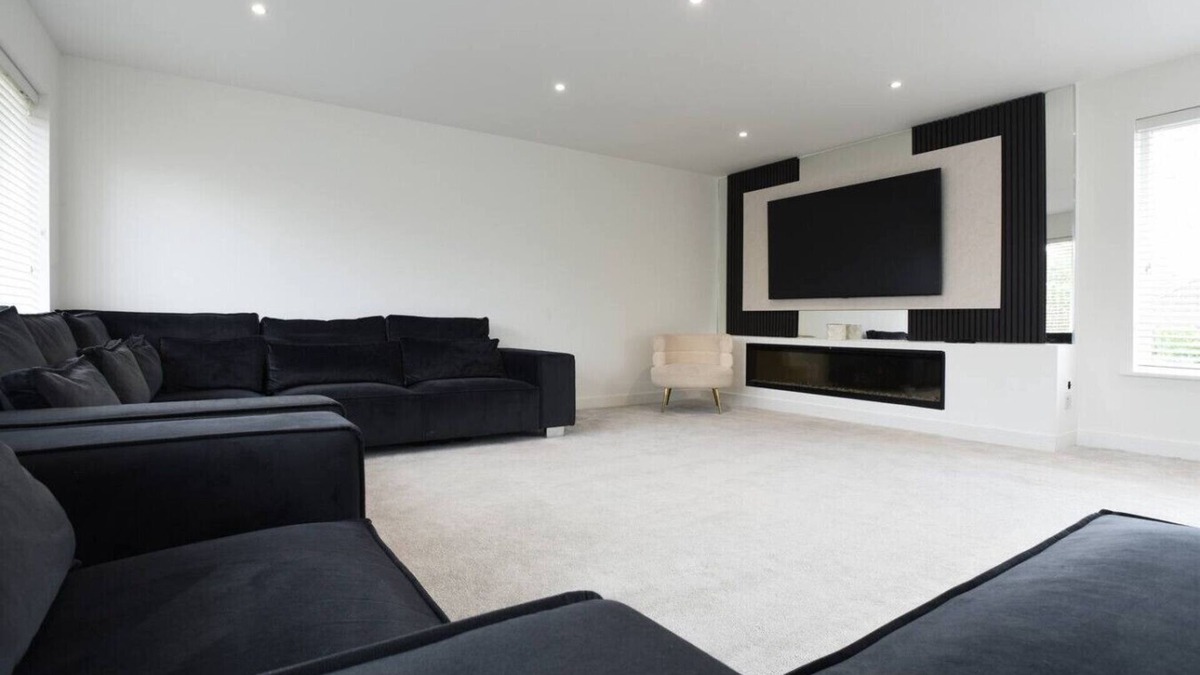 Cowplain Apartment | Spacious 5 Bedroom w/Hot Tub | Waterlooville`s Gem
