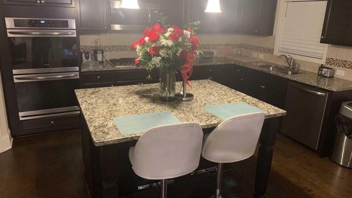 Villa Rica House | SPACIOUS 5 BESROOM 4 BATH HOME WITH MOVIE ROOM