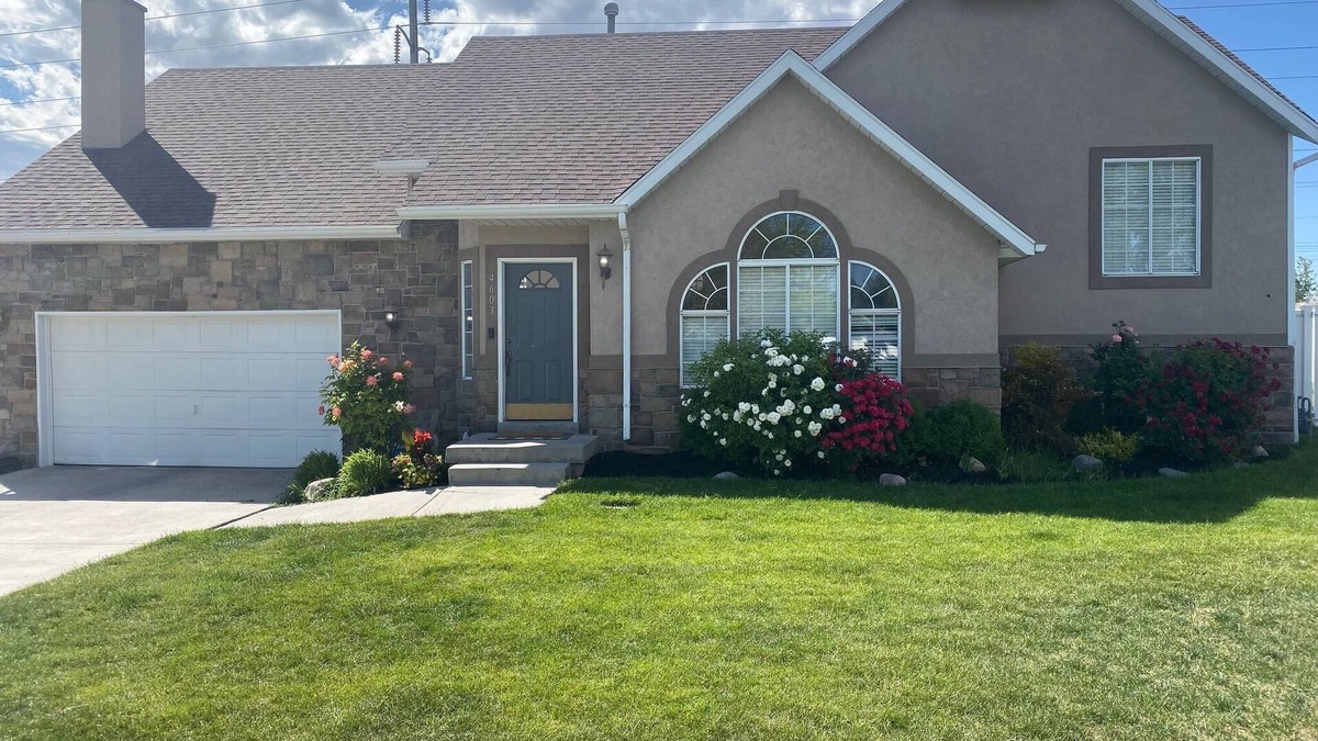 West Jordan House | Spacious 5 BR/3 Bath Home with a PRIVATE HOT TUB! 2x full Kitchens & Laundry