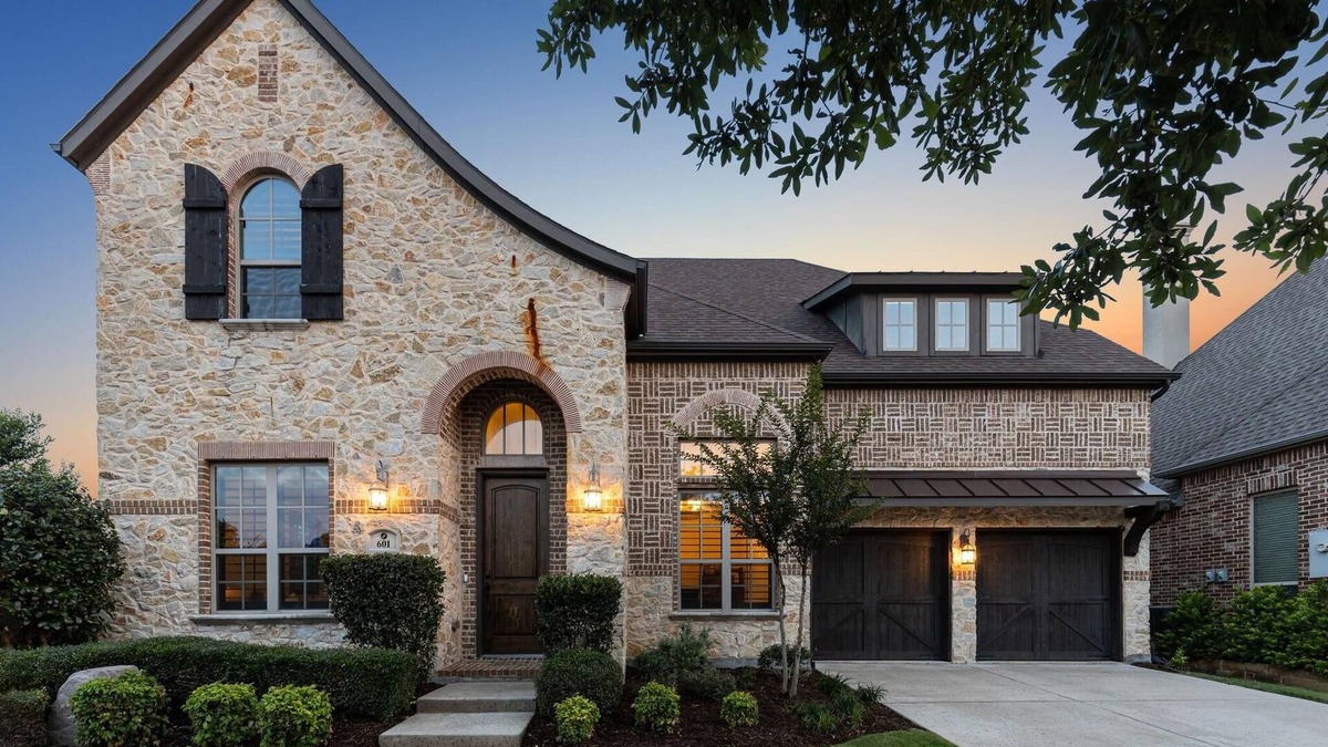 Flower Mound House | Spacious 5 br house sleeps 14 with lots of indoor and outdoor space.