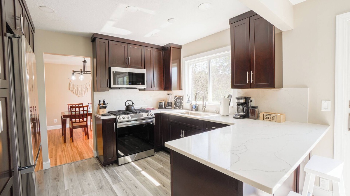 Burnsville House | Spacious 5BR Family Retreat w/In-Law Suite & Park Access – Near Mall of America