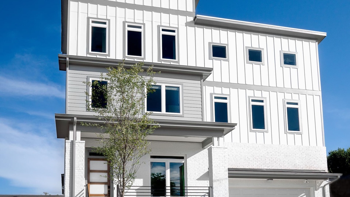 Buena Vista House | Spacious 5BR Home, 2 Rooftops, Game Room, Backyard, 3 Mins to Downtown