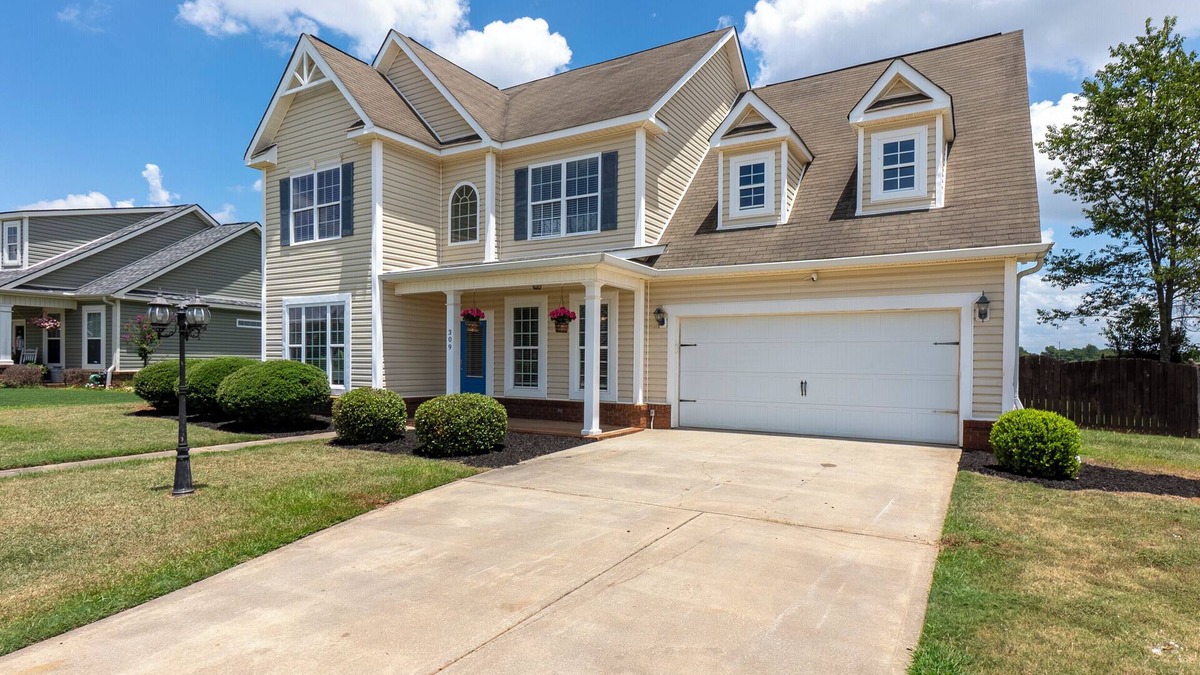 Warner Robins House | Spacious 5BR Retreat Sleeps 14 Huge Yard!