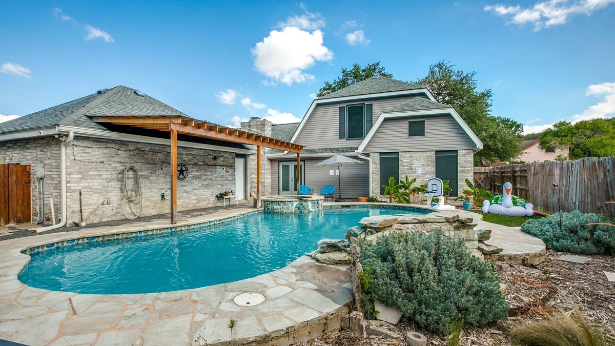 North San Antonio - SAT House | Spacious 5BR Retreat w/Pool, Hot Tub, Game Room & Pool Table - Sleeps 14