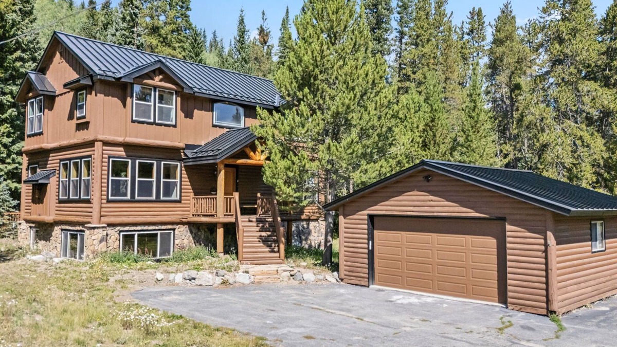 Blue River House | Spacious 5BR w/Mountain Views, Hot Tub – 5 Mins to Slopes & Main St. Breck!