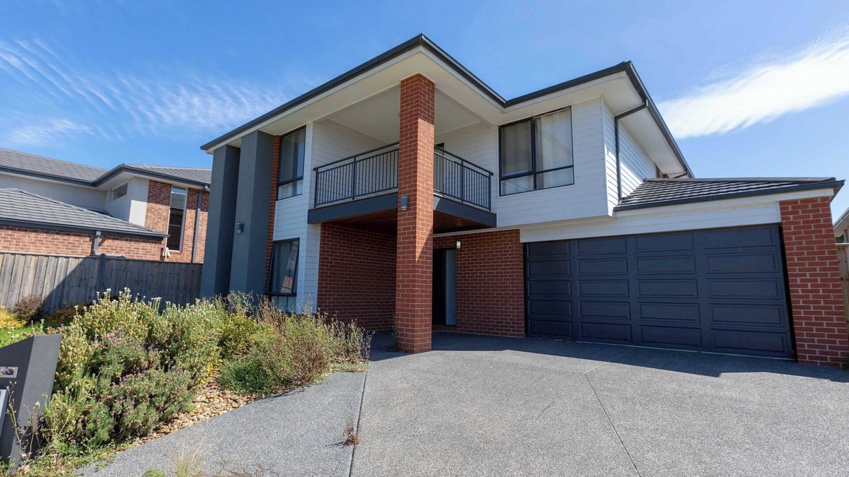 Point Cook House | Spacious 5BR Waterfront Home|Workspace|Golf|City Views
