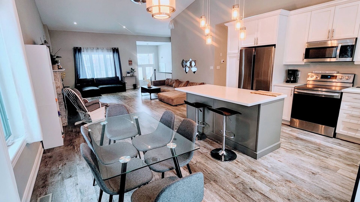 Tay House | Spacious 6-bdrm luxury, modern house with lake view in cottage country, Ontario