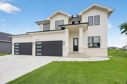 Waukee Villa | Spacious 6 bed 5 Bath Home, Close to Theatre and Restaurants