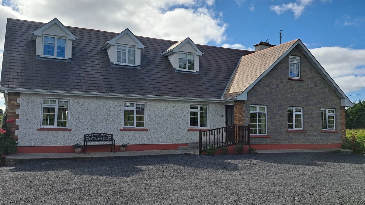 Kilmovee House | Spacious 6-Bed House 10 minutes from Knock Airport