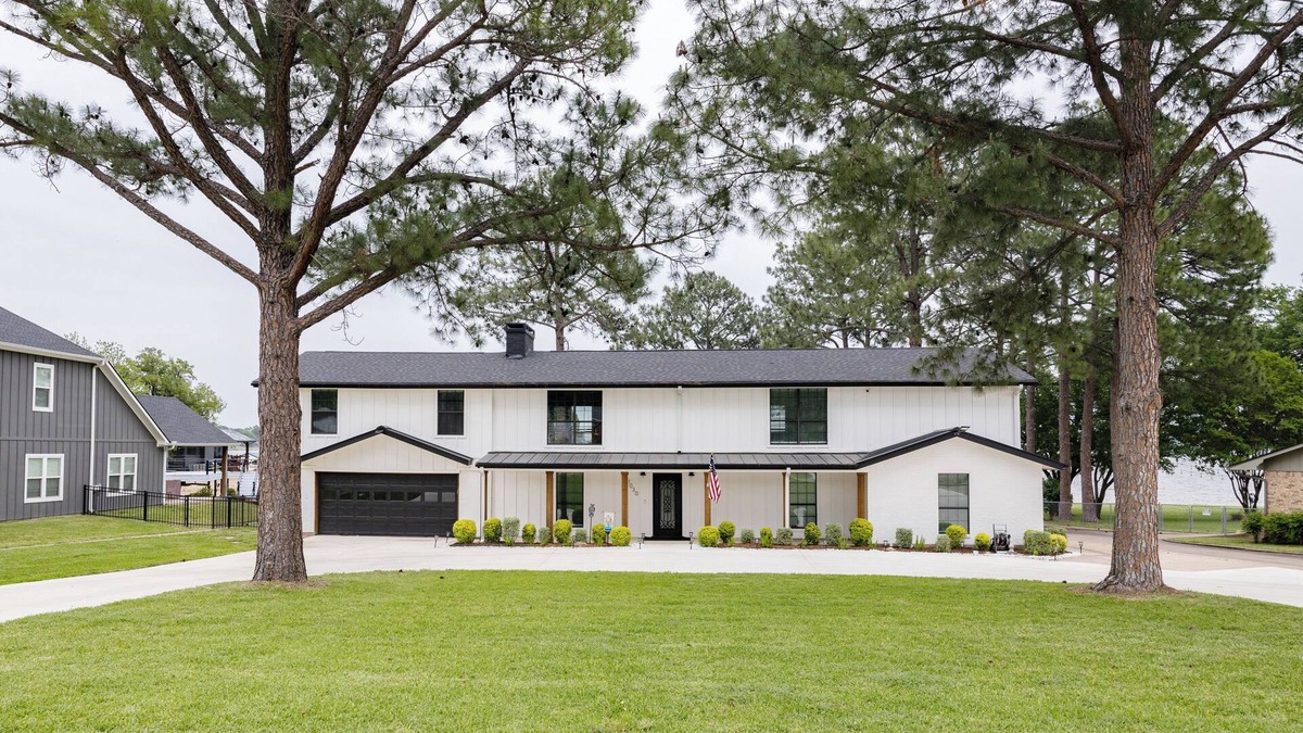 Cedar Creek Reservoir House | Spacious 6-bedroom house with WiFi and AC in awesome Gun Barrel City Boat Cletes