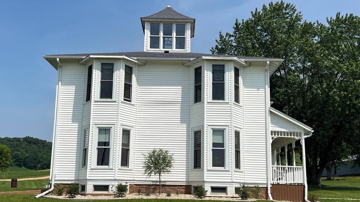 Sextonville House | Spacious 6-bedroom house in the hills of the Driftless Area