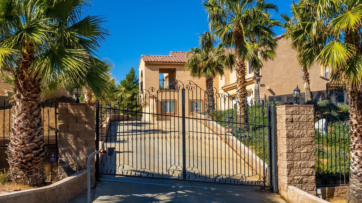 Agua Dulce House | Spacious 6- bedroom, 8 beds, 7 bathroom home with beautiful lake view