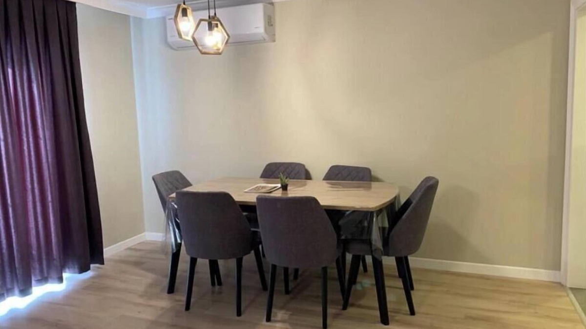 Gaziosmanpasa Apartment | Spacious 6-bedroom apartment in brilliant Istanbul with AC